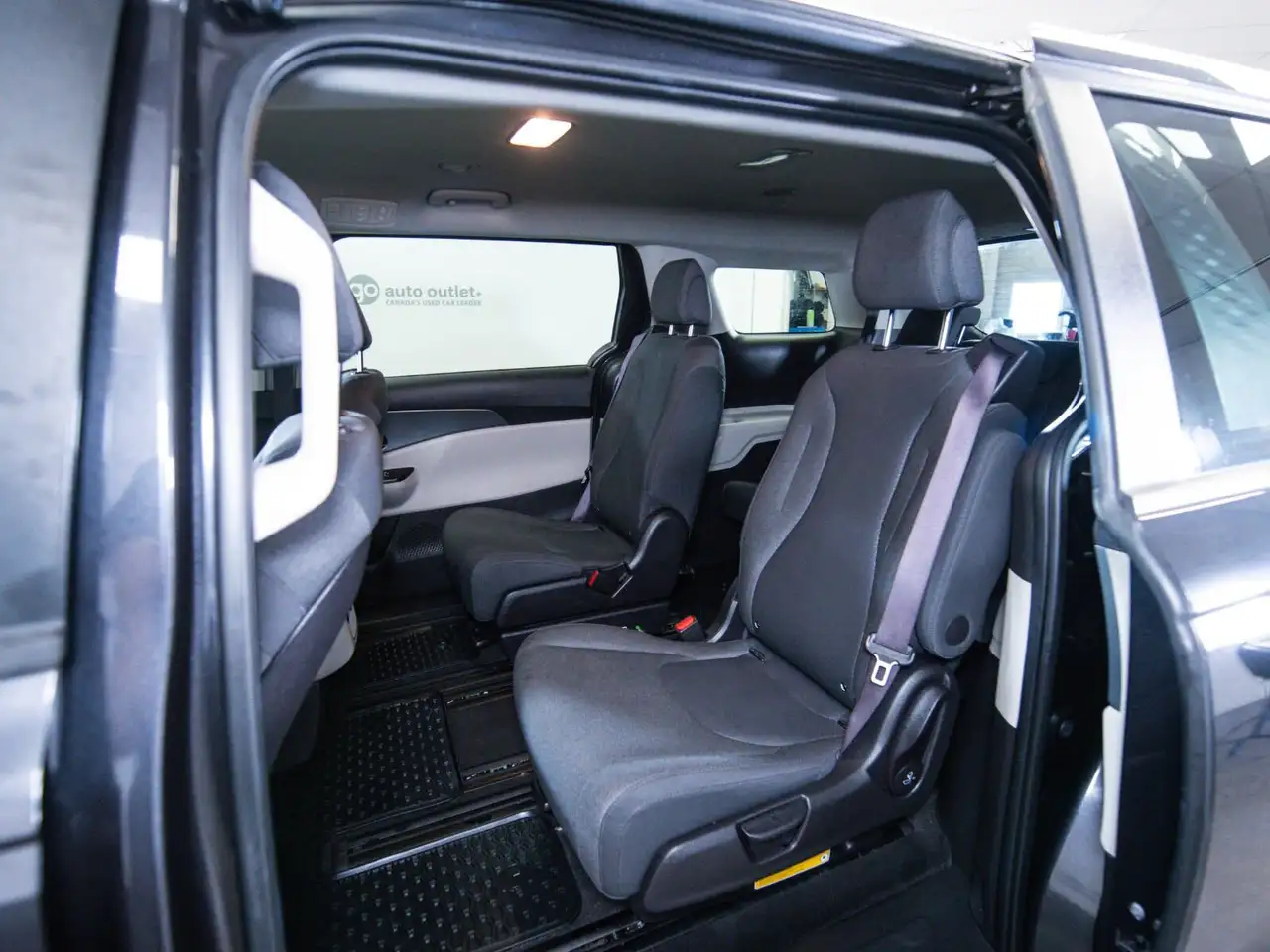 Kia Carnival снимка Kia Carnival