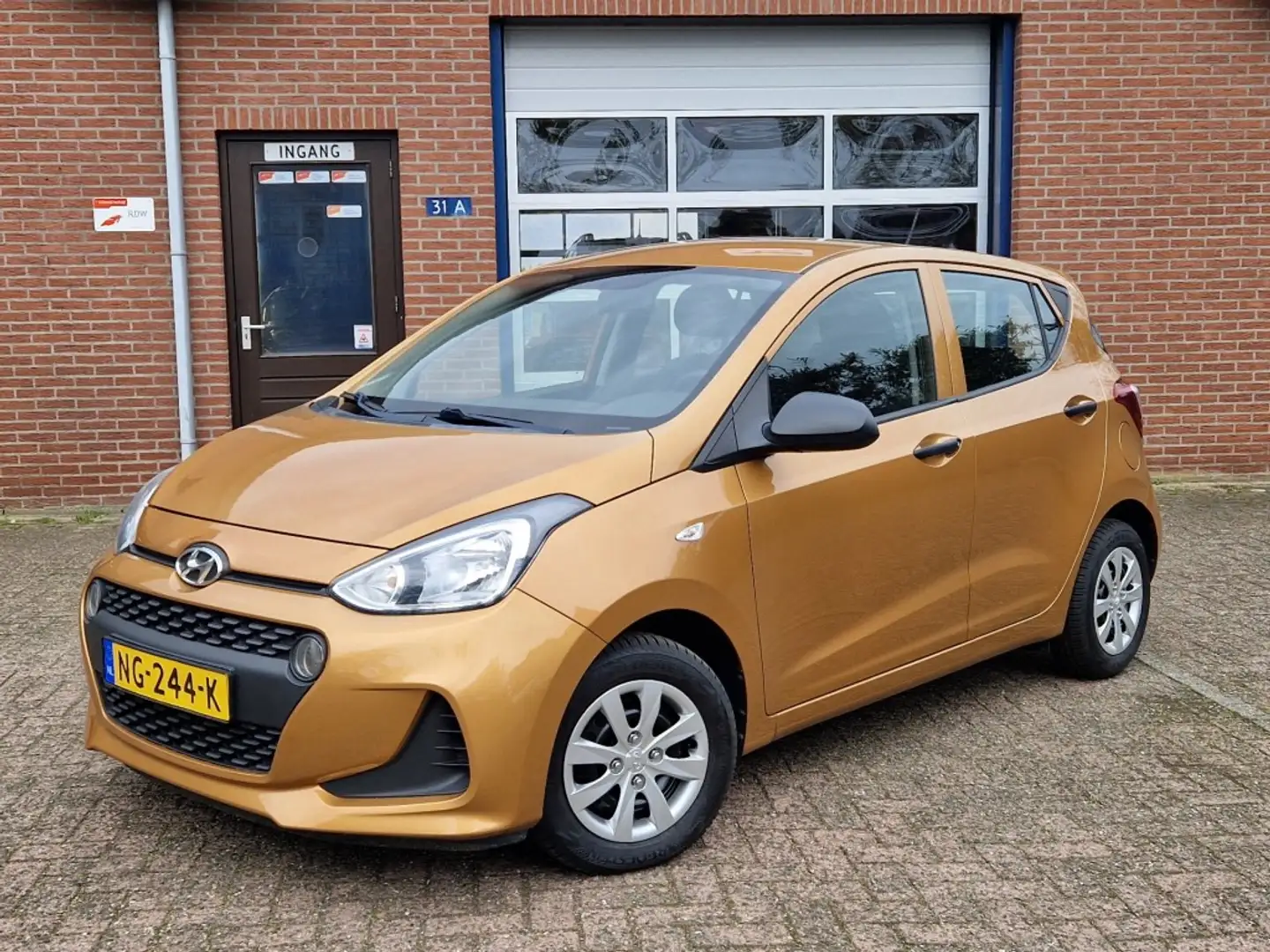Hyundai i10 1.0i i-Motion 5-drs Airco NL-auto Oranje - 1
