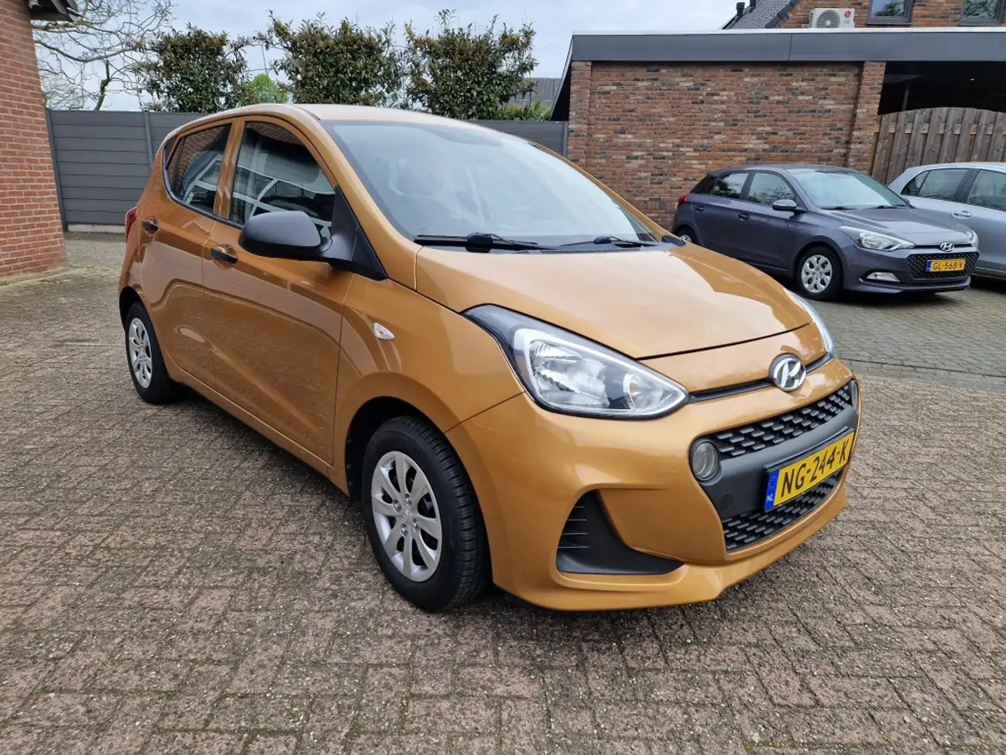 Hyundai i10 1.0i i-Motion 5-drs Airco NL-auto Oranje - 2