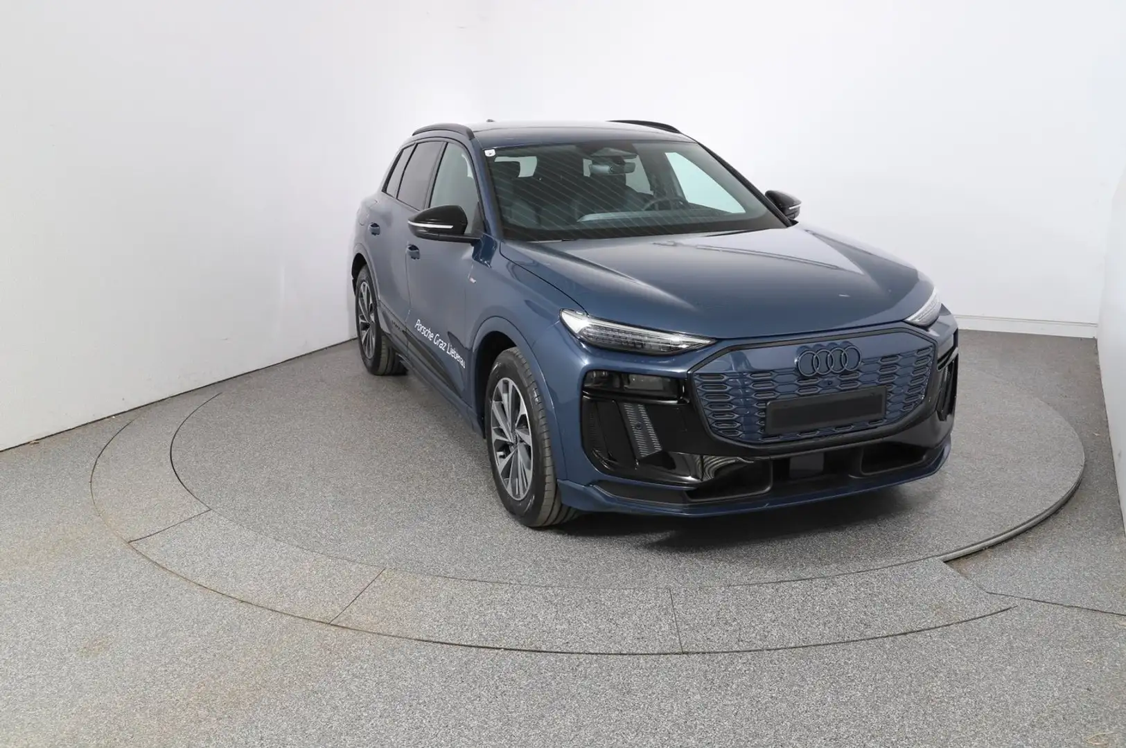 Audi Q6 e-tron quattro Blau - 2