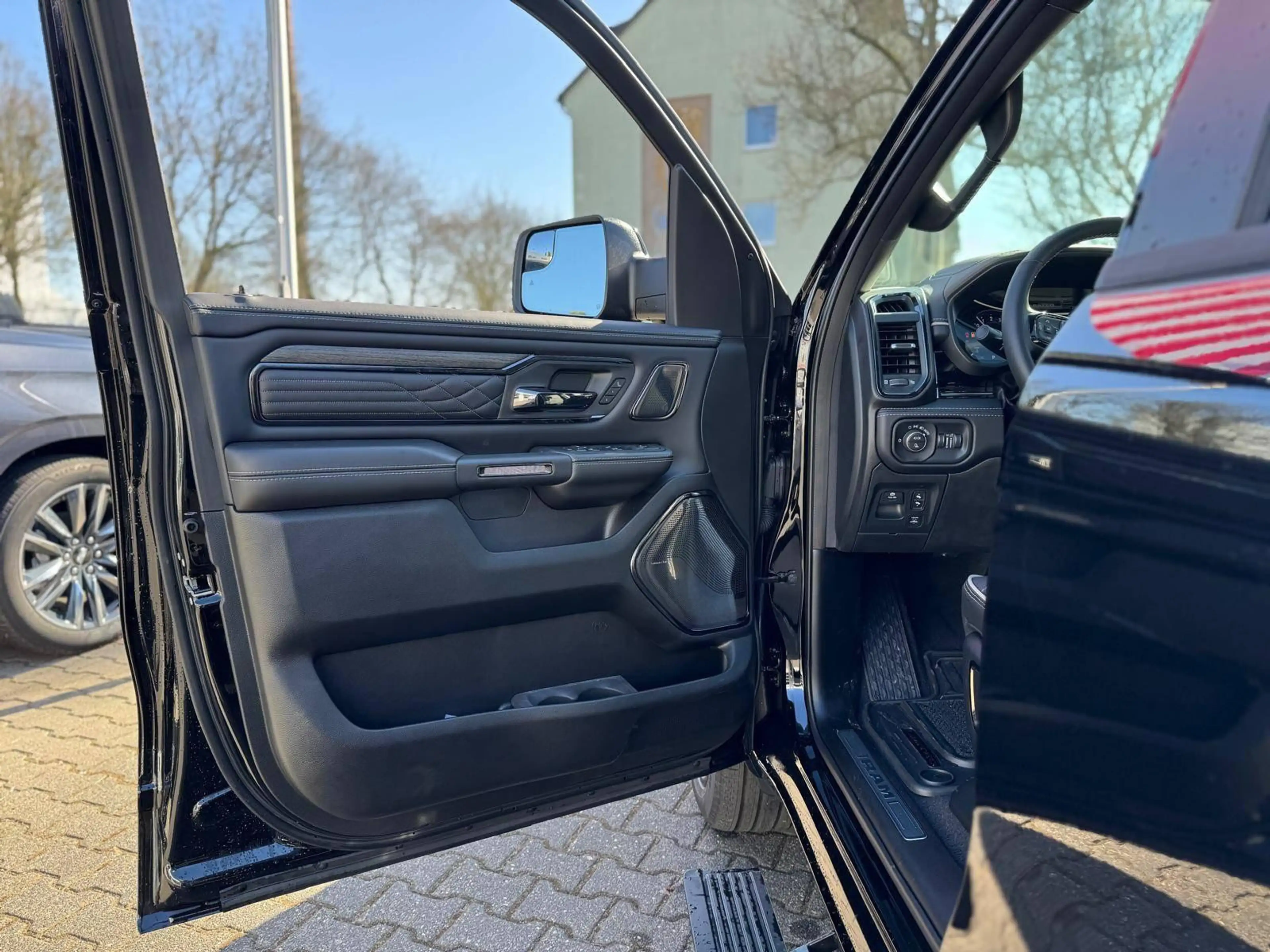 Dodge RAM Limited Night offizielles Fahrzeug, RamBoxen — photo 14
