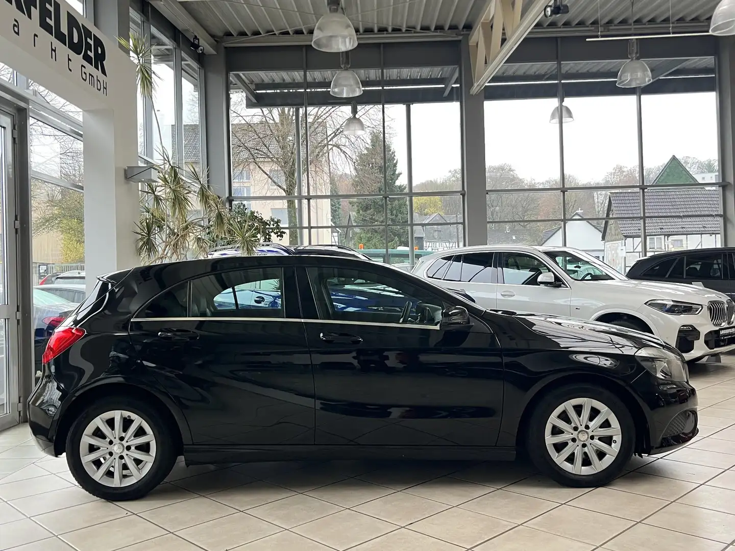 Mercedes-Benz A 180 A 180 Style BlueEf*PANO*KAMERA*SHZ*TPM*ALLWETTER Noir - 2