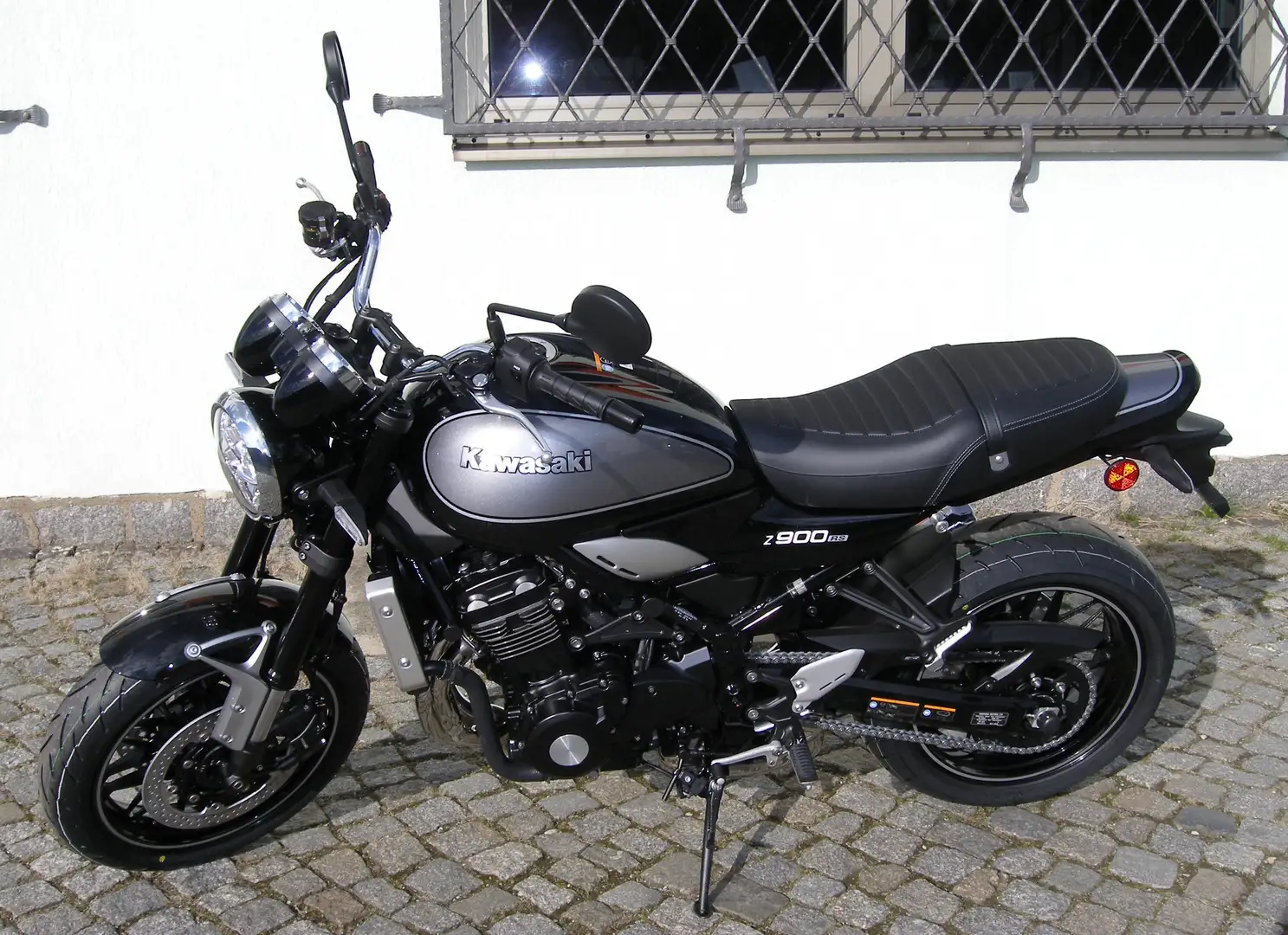 Kawasaki Z900RS Zwart - 1