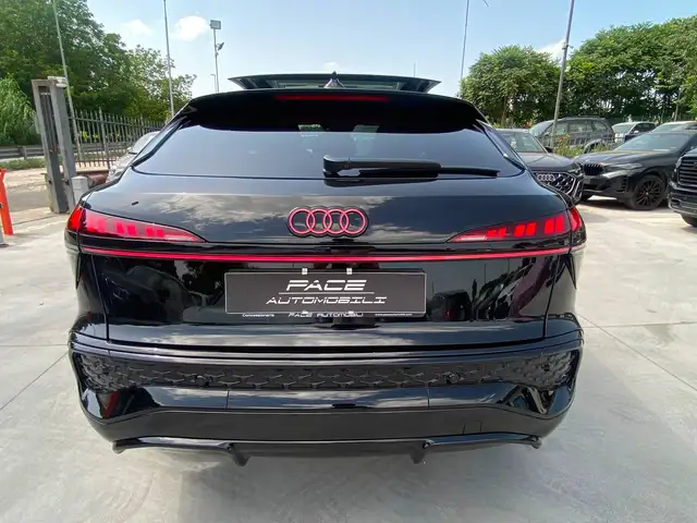 Audi Q3 view 15