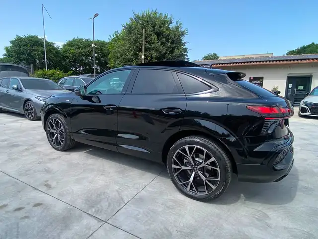 Audi Q3 view 14