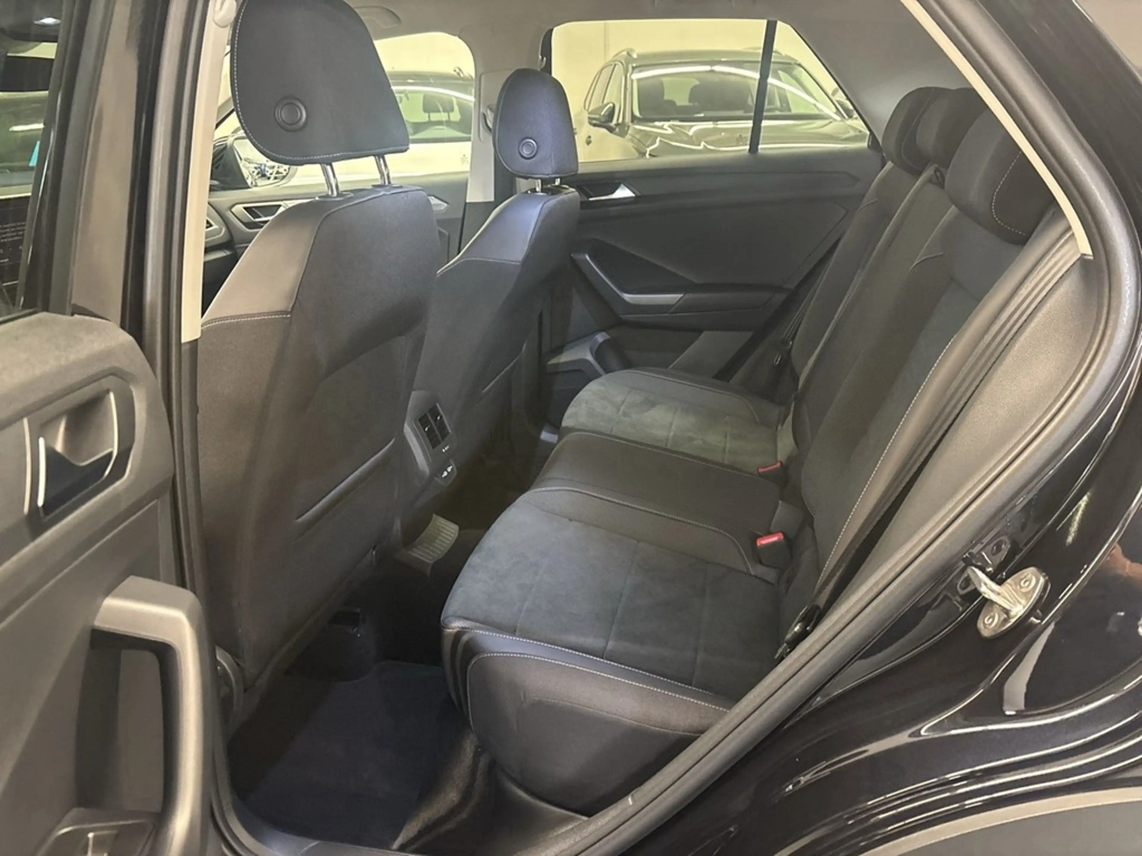 Volkswagen T-Roc Style 1.5 TSI DSG Navi LED ACC Rückfahrkamera — photo 6