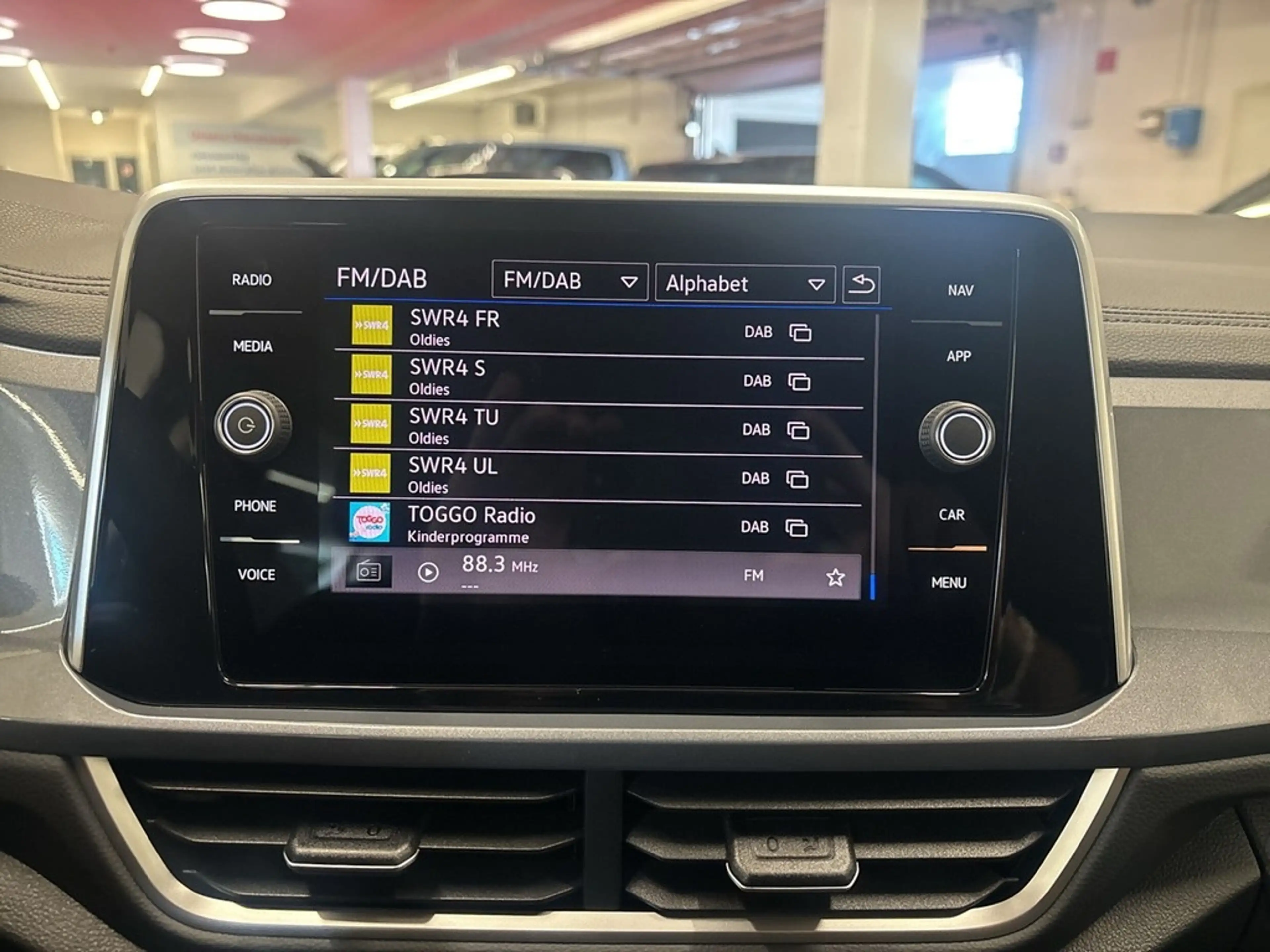 Volkswagen T-Roc Style 1.5 TSI DSG Navi LED ACC Rückfahrkamera — photo 9