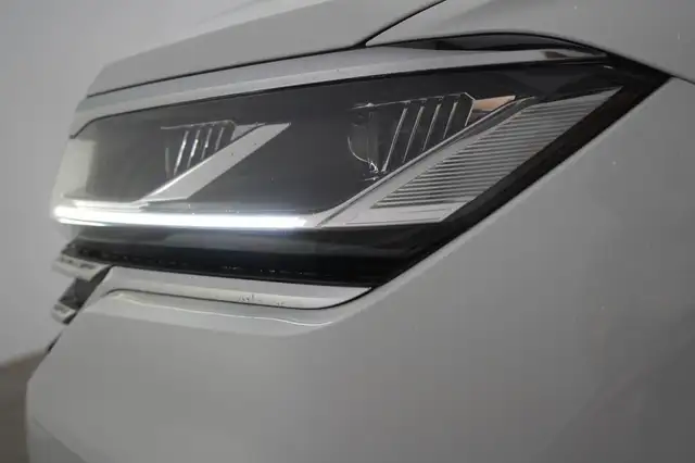 Volkswagen Touareg view 11