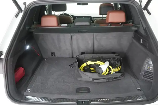 Volkswagen Touareg view 7