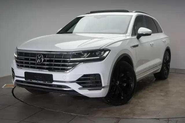 Volkswagen Touareg view 3