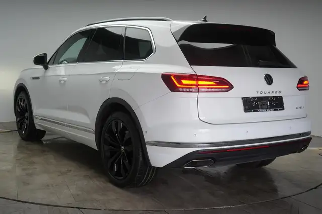 Volkswagen Touareg view 4