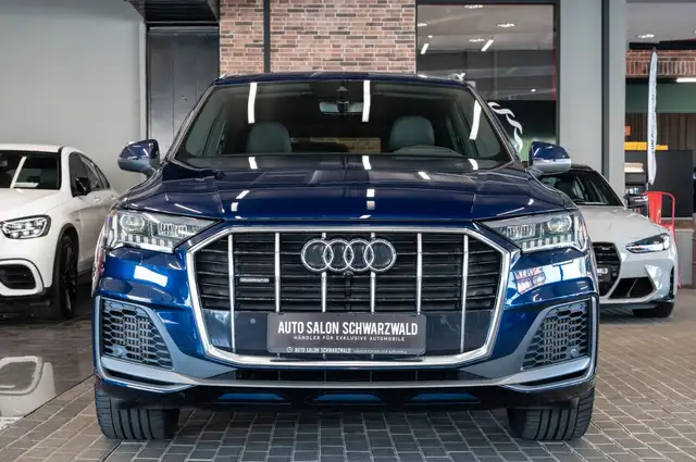 Audi Q7 view 5