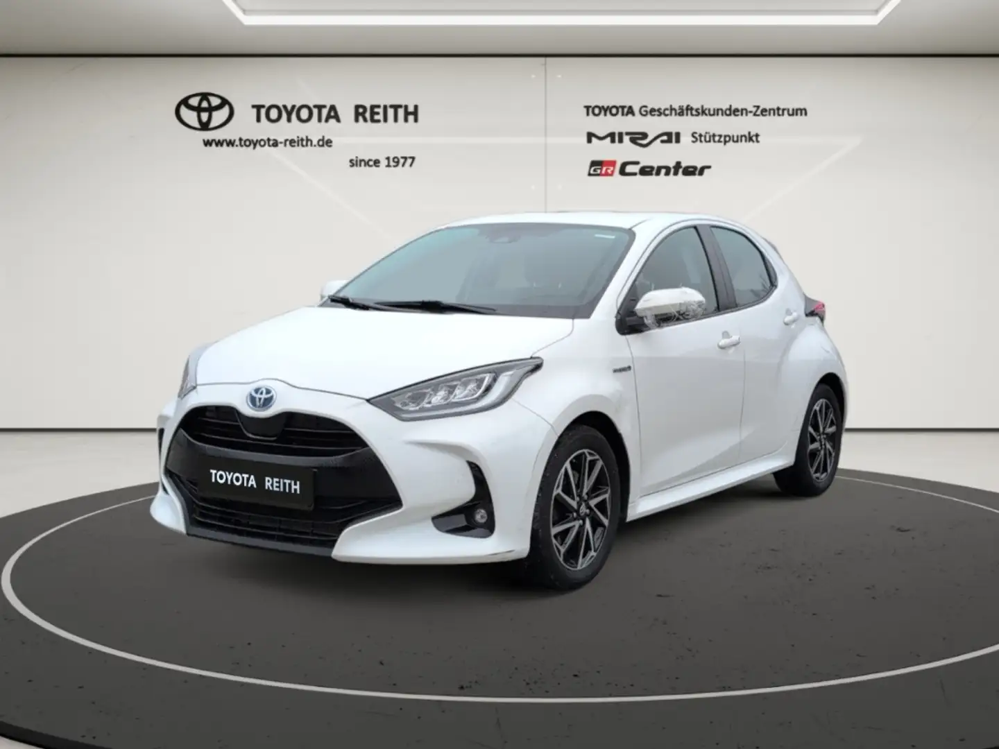 Toyota Yaris Hybrid Team Deutschland Navi LED Apple CarPlay And White - 1