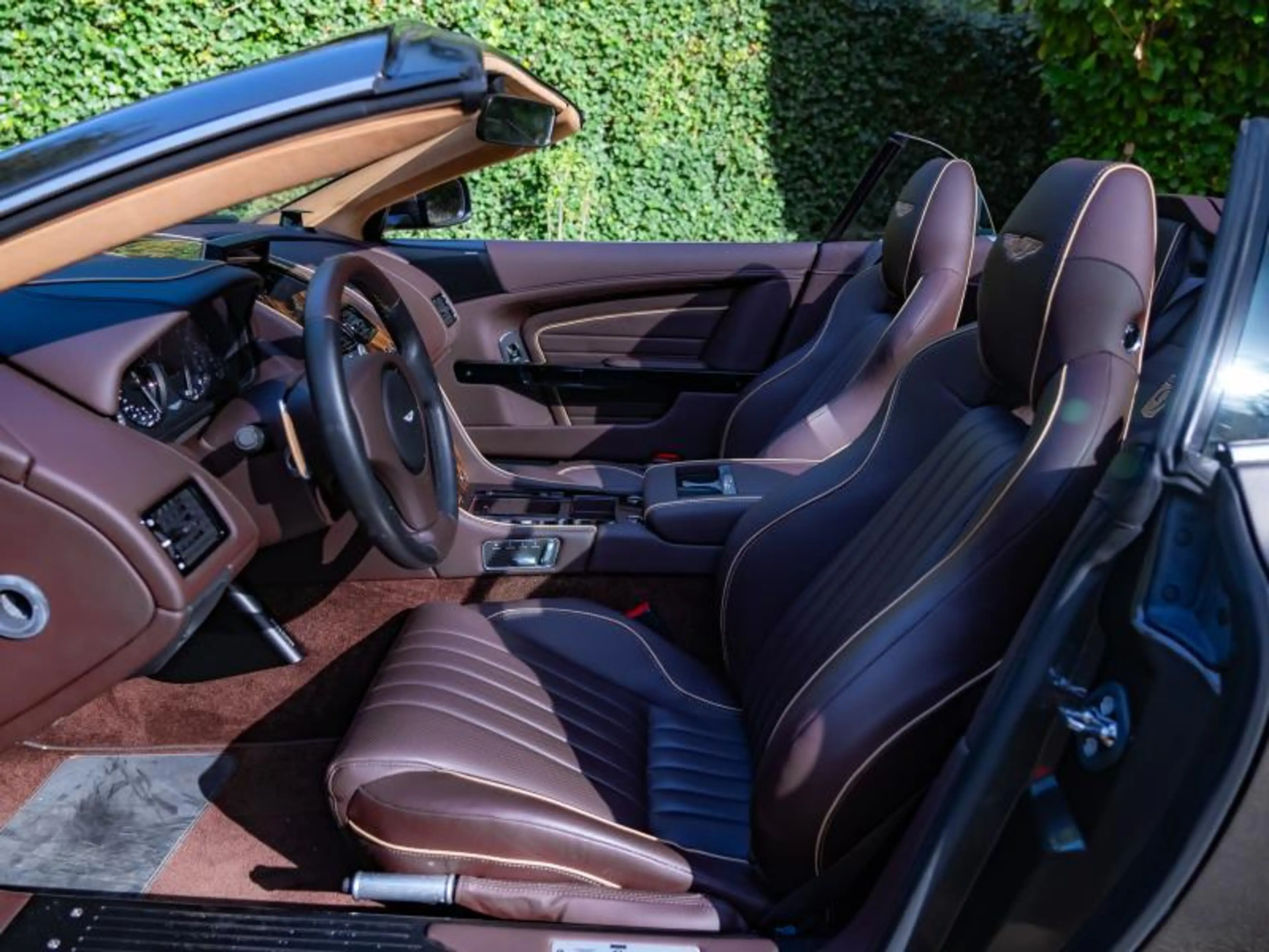 Aston Martin DB9 Volante — photo 6