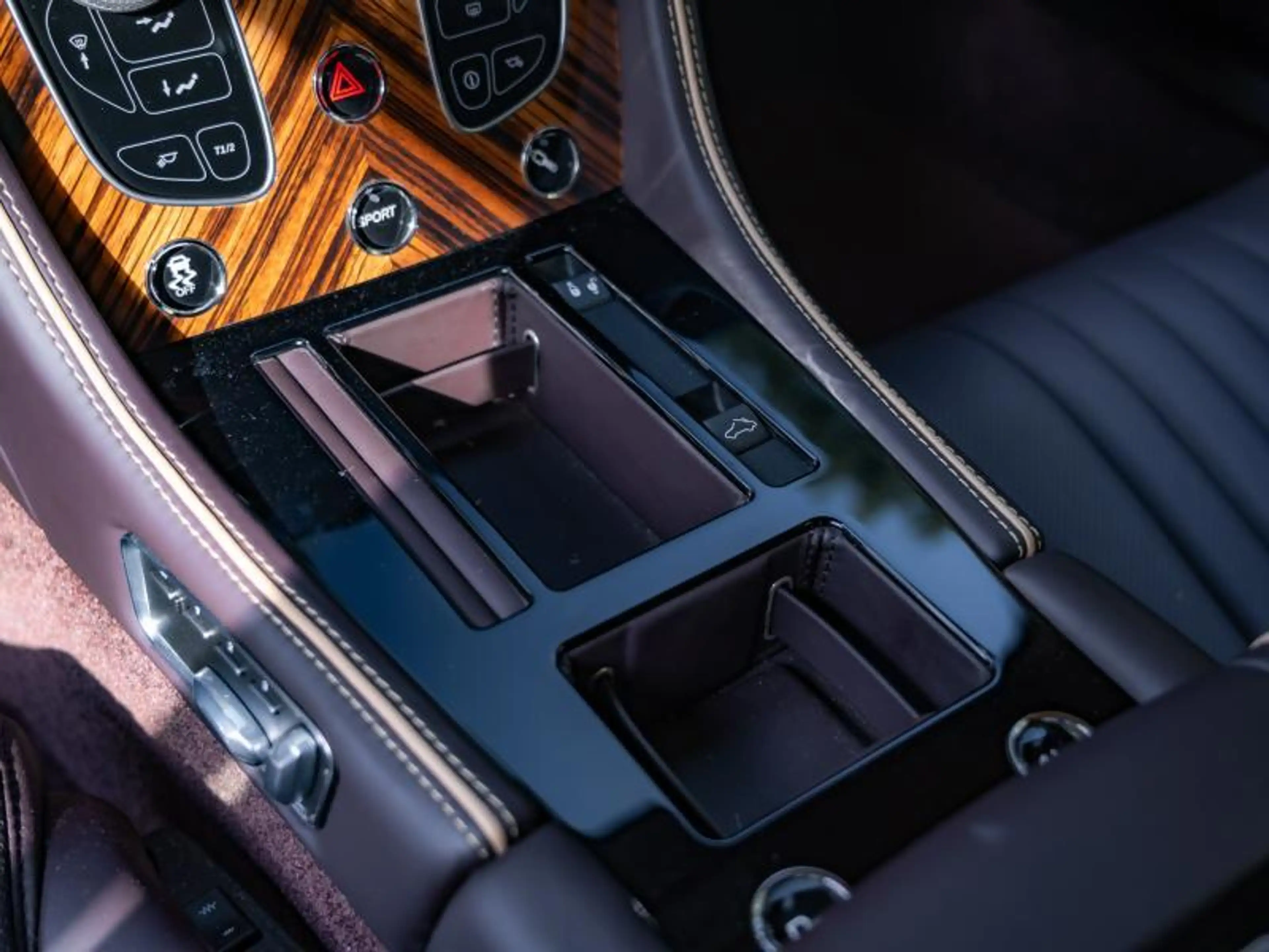 Aston Martin DB9 Volante — photo 13