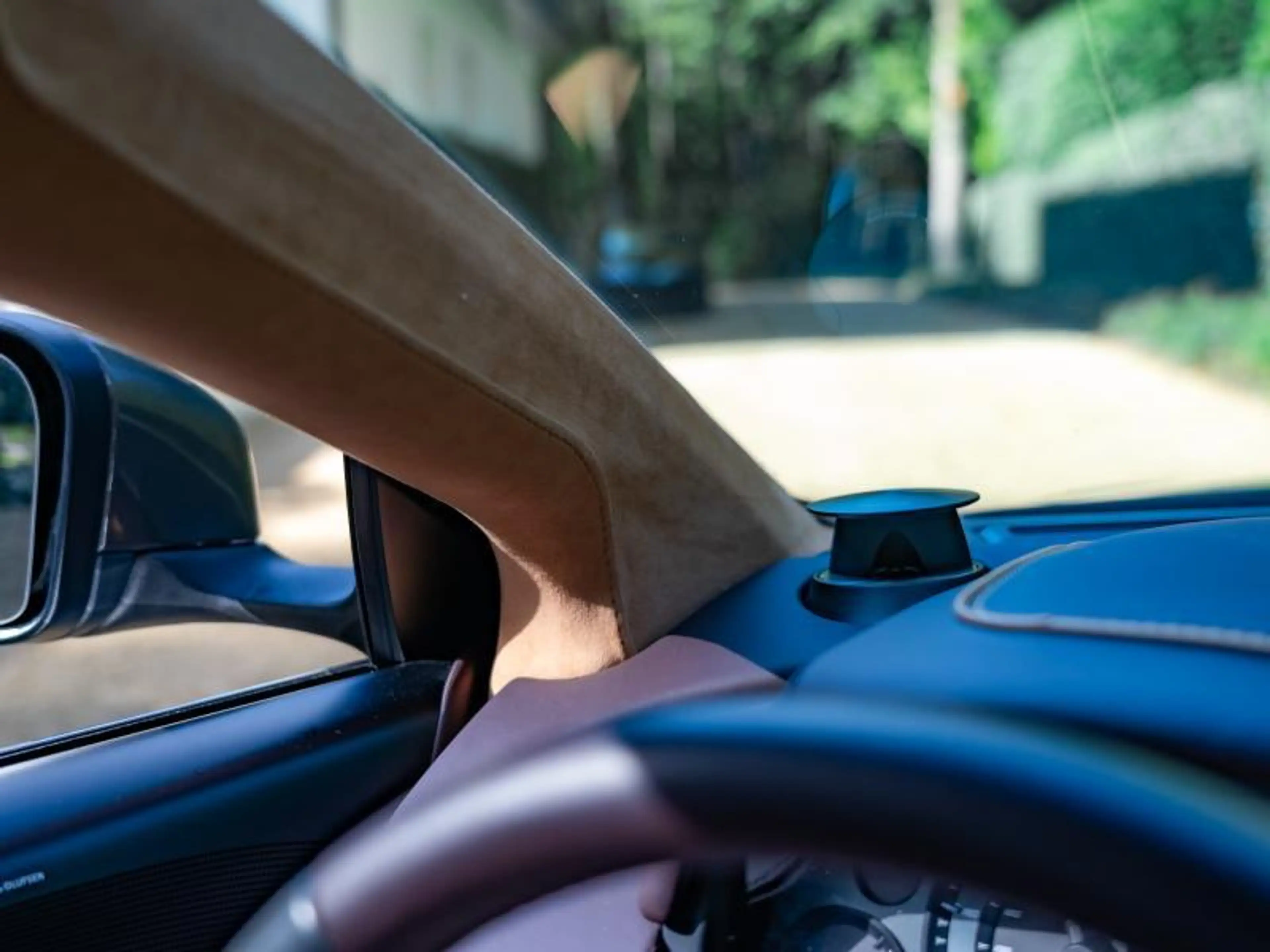 Aston Martin DB9 Volante — photo 10
