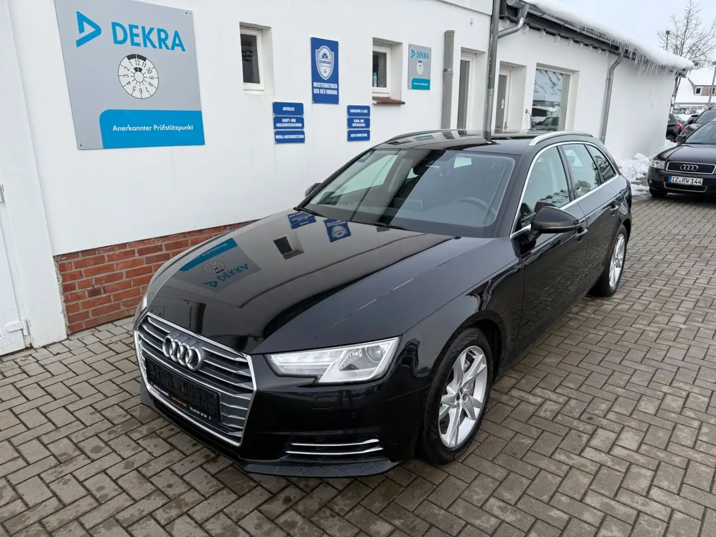 Audi A4 Avant 2.0 TDI Sport Ultra*XENON*NAVI*AHK* Schwarz - 1