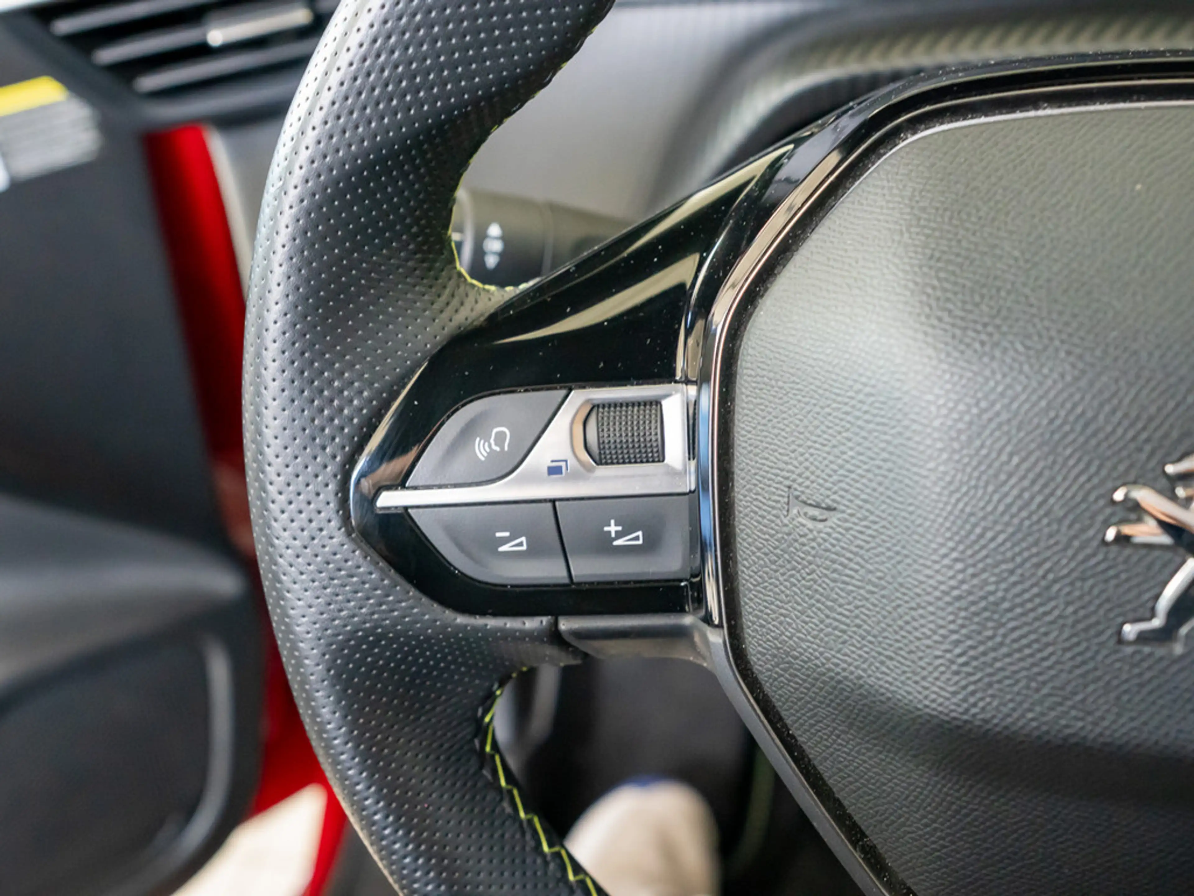 Peugeot e-208 — photo 15