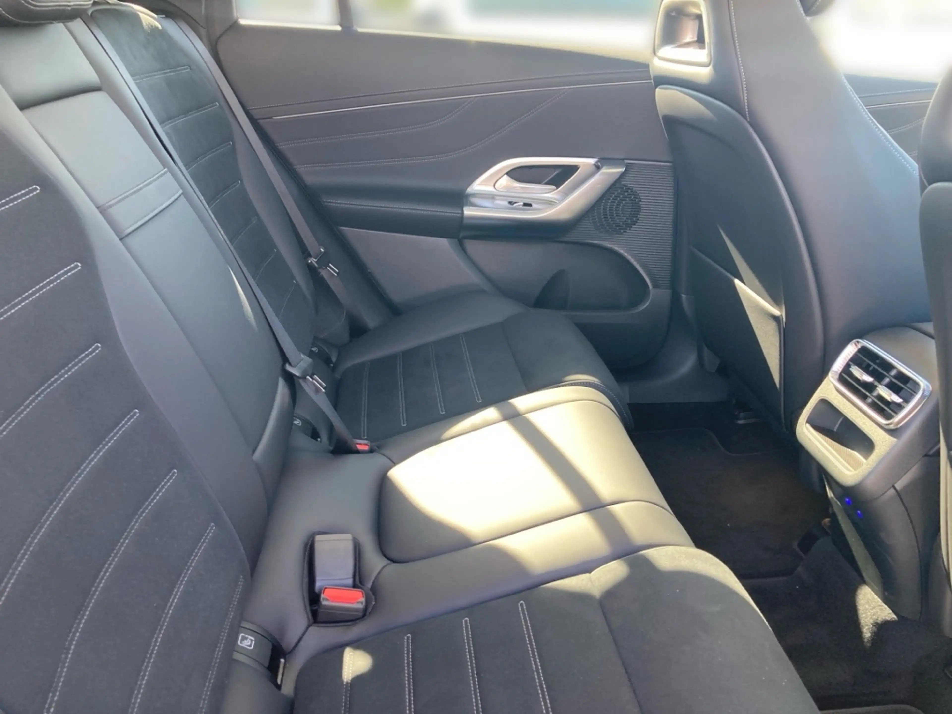 Mercedes-Benz GLC 400 4m EQ AMG*Night*AHK*Sky-Pano*Dig.-Light* — photo 13