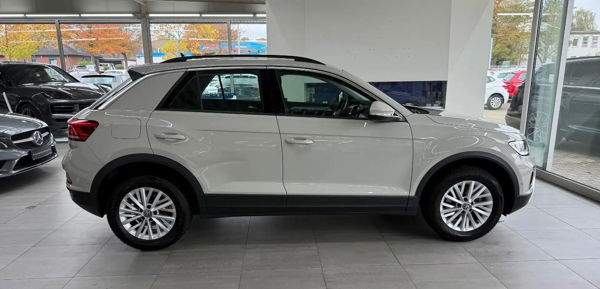 Volkswagen T-Roc *Life*Navi*Virtual*Sitzh*AHK*DSG*LED* Grau - 2