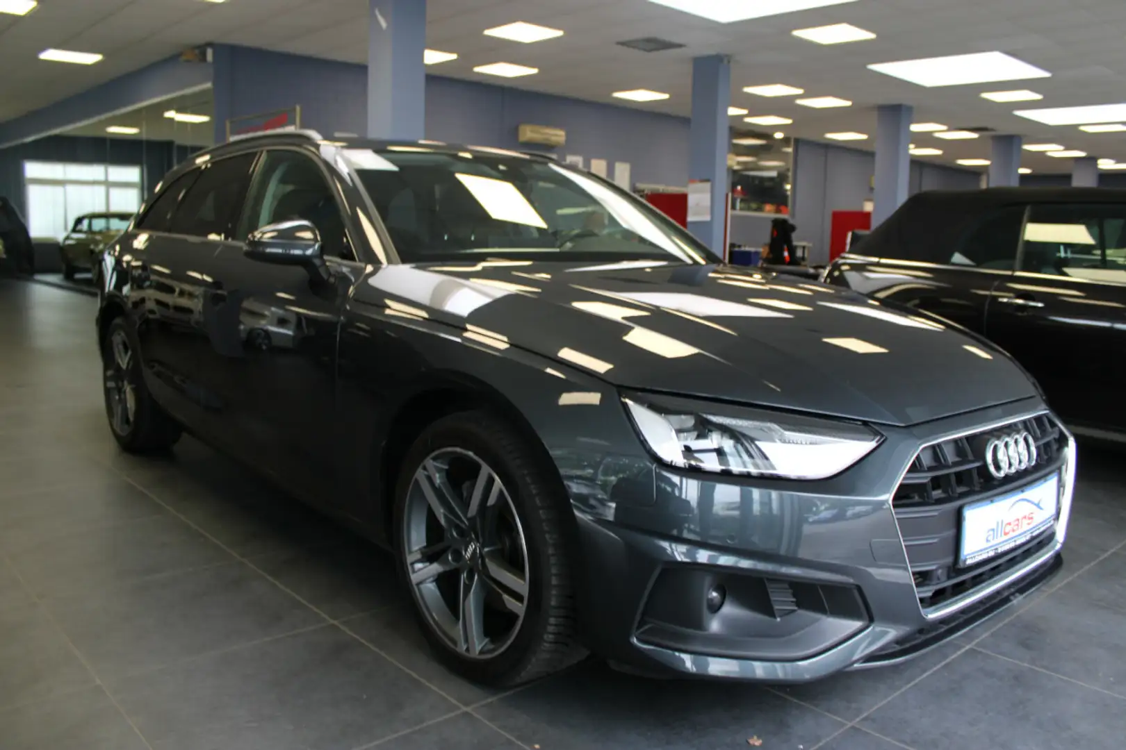 Audi A4 Avant 40 TFSI S TRONIC Schwarz - 1
