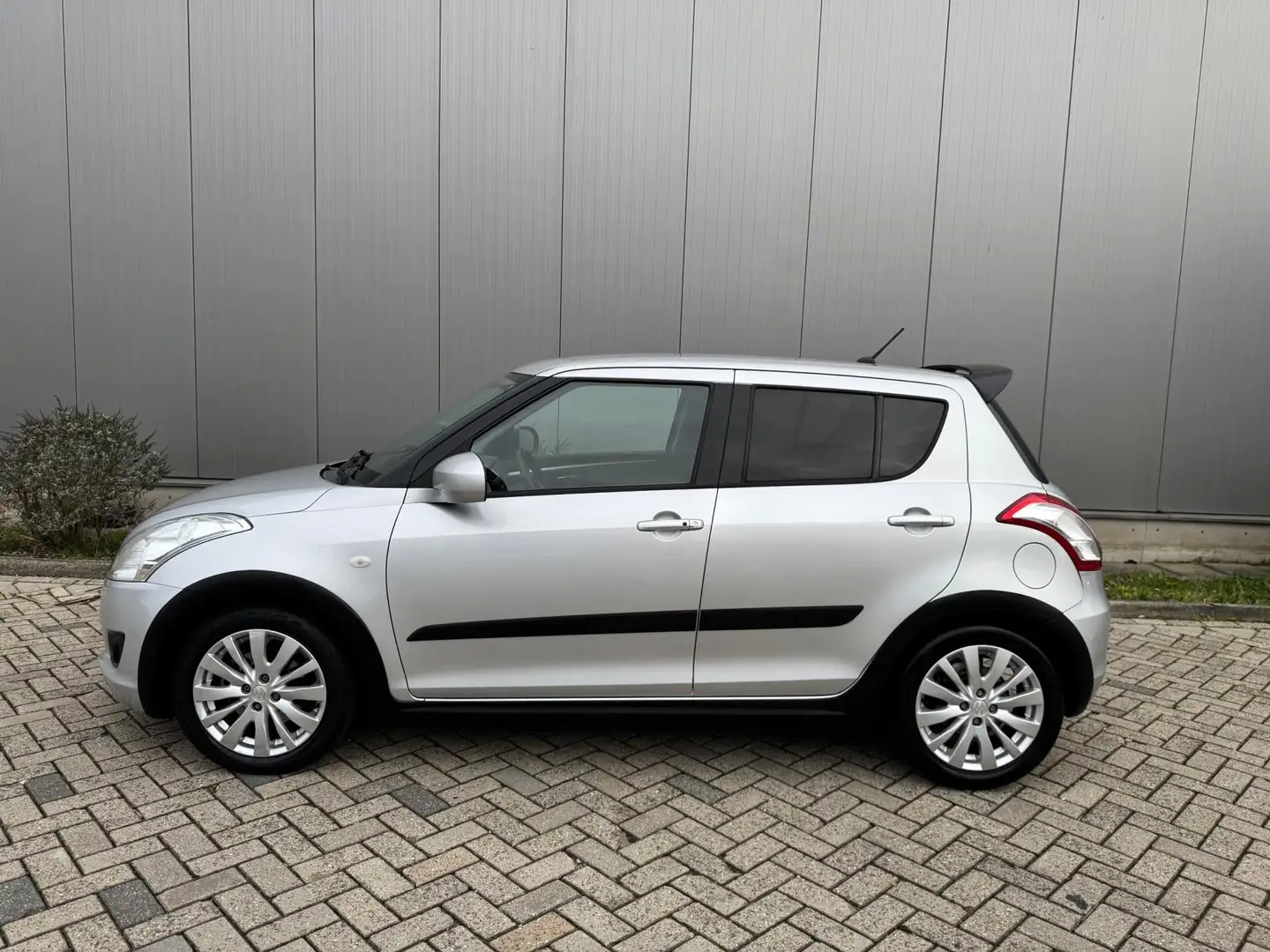 Suzuki Swift 1.2 Exclusive 5Drs Clima Cruise Isofix 1e Eig Nap Gris - 2