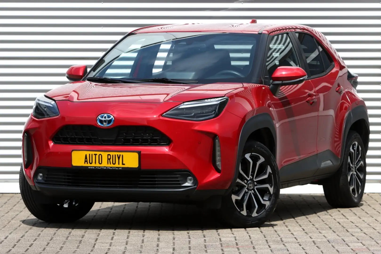 Toyota Yaris Cross 1.5 Hybrid Team-D, Safety + Winter-pakket Rood - 1