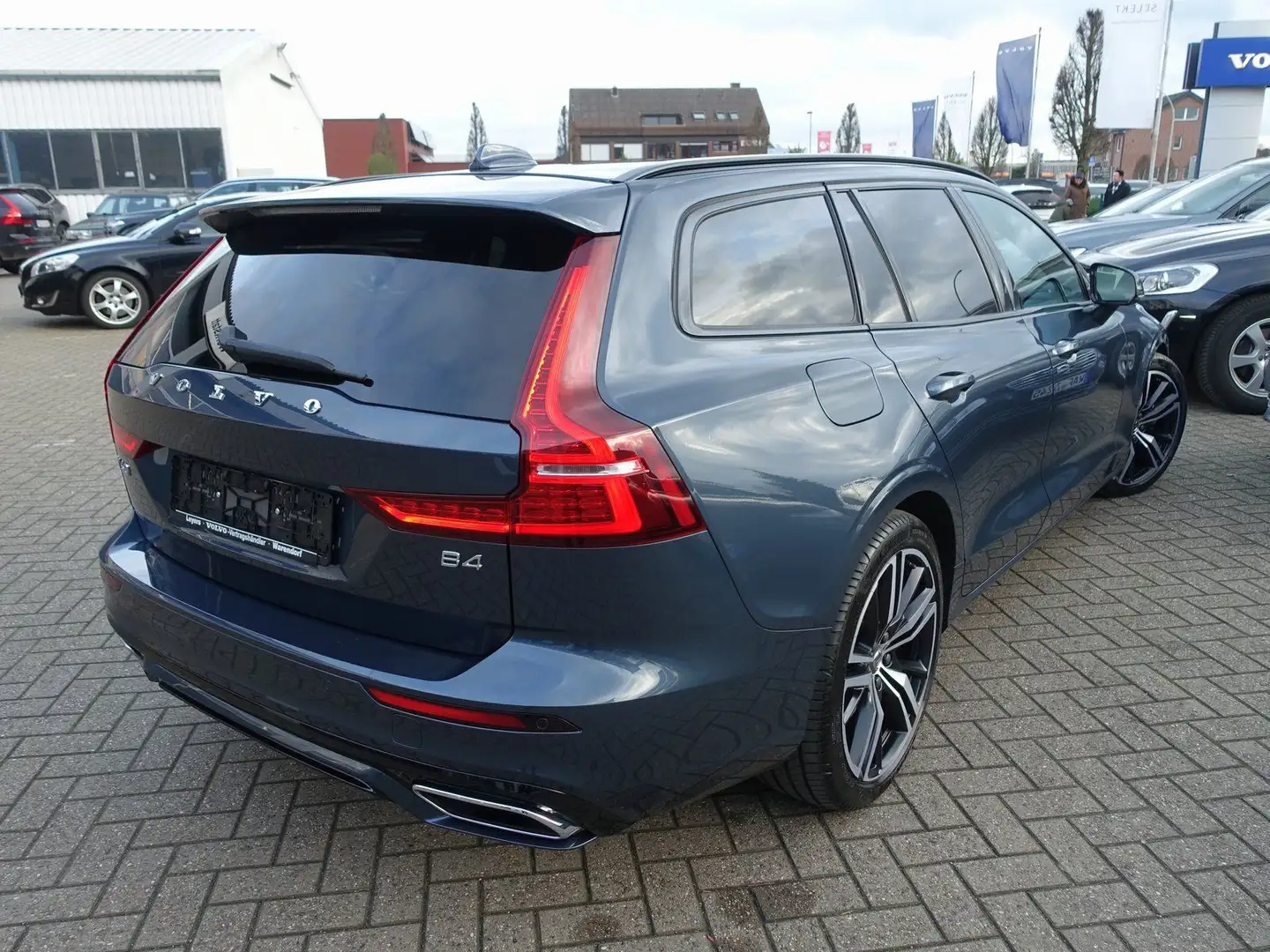 Volvo V60 B4 Diesel R-Design PANO/HUD/360°KAMERA/BLIS Blau - 2