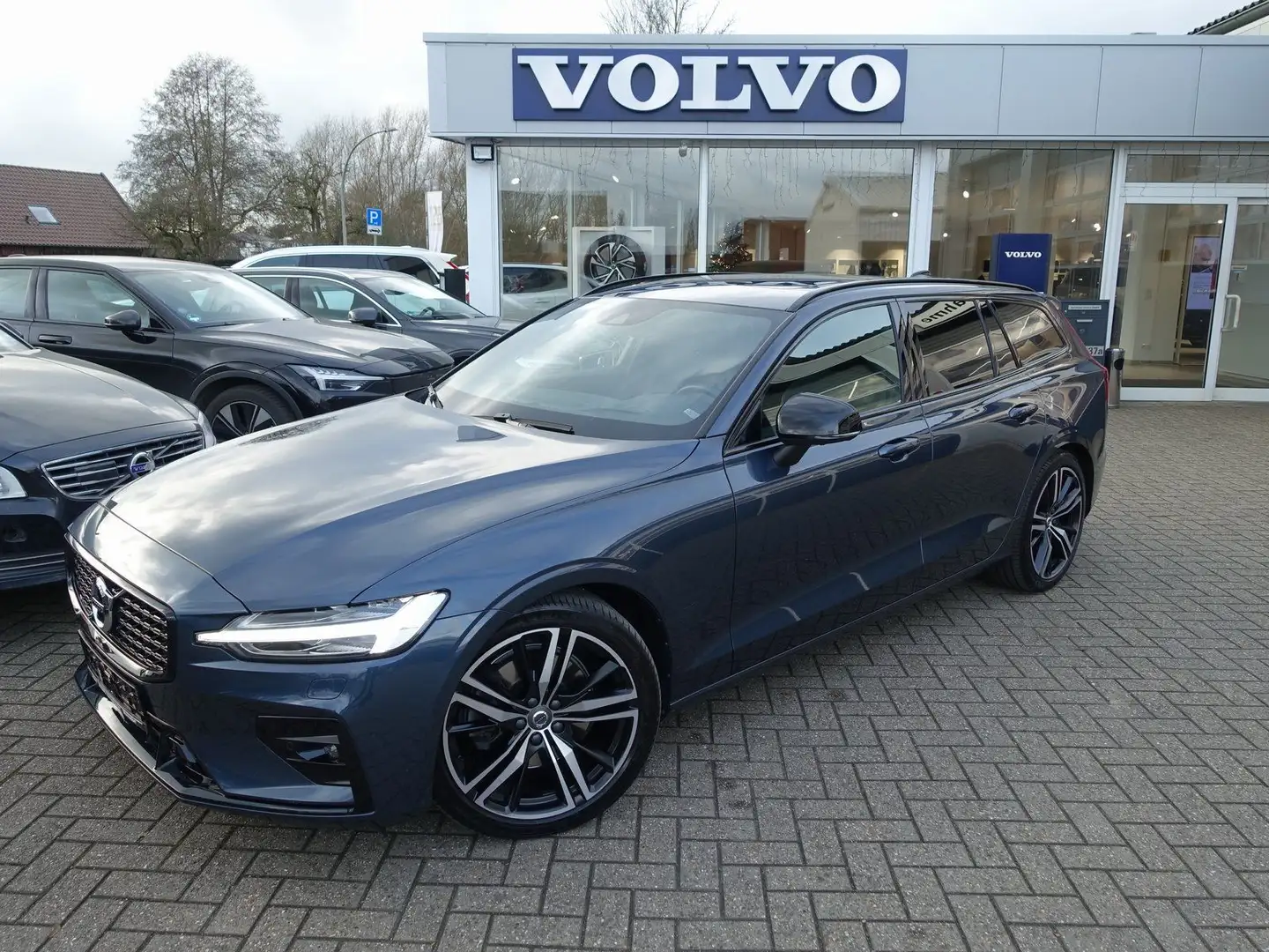 Volvo V60 B4 Diesel R-Design PANO/HUD/360°KAMERA/BLIS Blau - 1