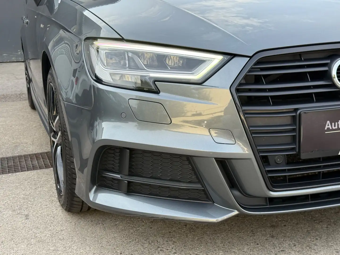 Audi A3 1,0 TFSI S-tronic design Grau - 2
