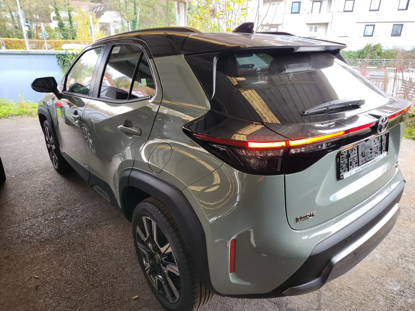 Toyota Yaris Cross Hybrid 130 1.5 VVT-i AWD-i Premiere Edition Vert - 2