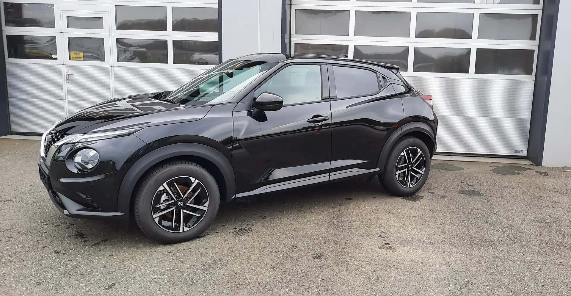 Nissan Juke N-Connecta 114PS 6MT Schwarz - 2