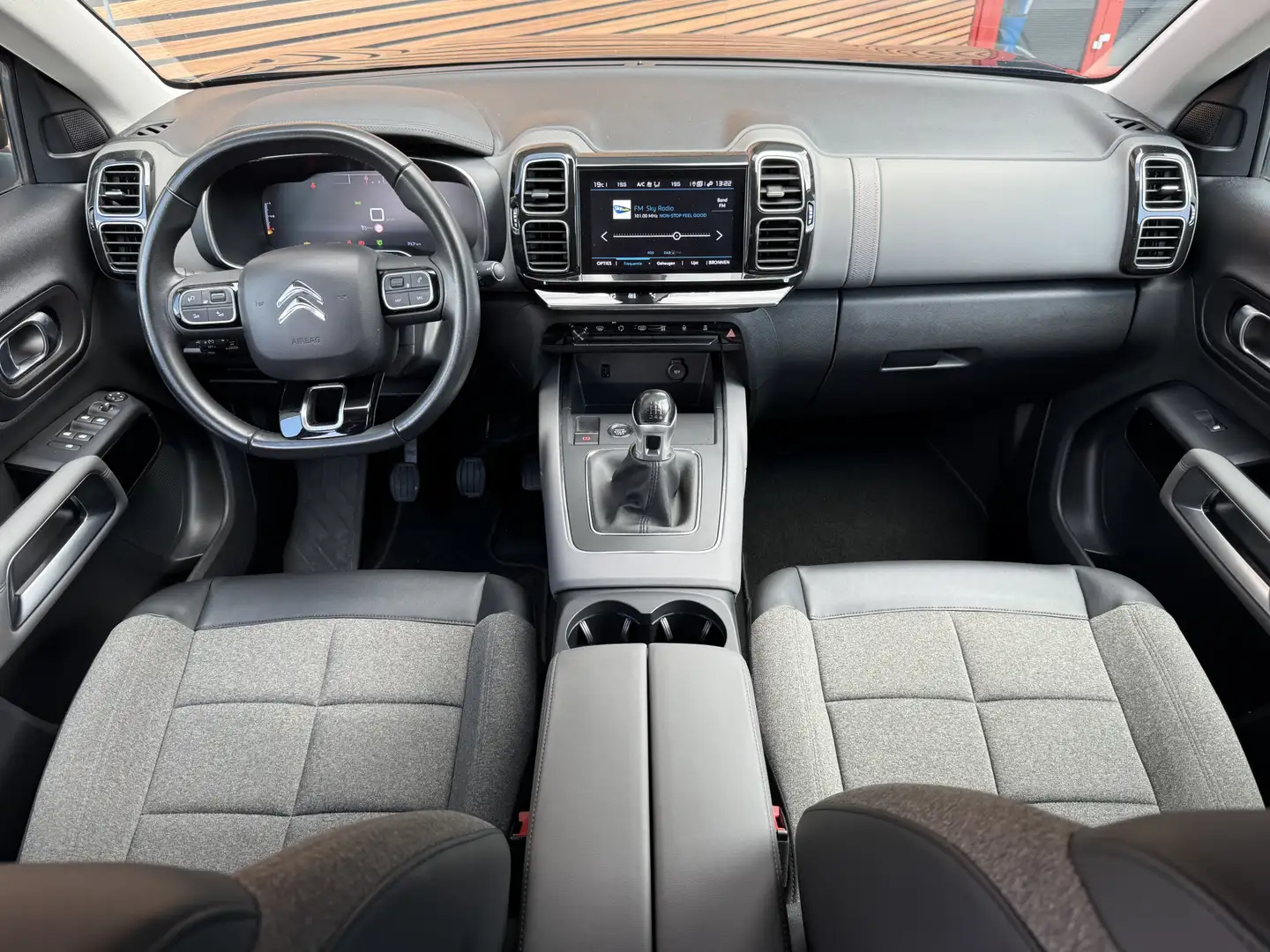 Citroen C5 Aircross 1.2 PureTech Feel Camera / Navi / Dealer onderhoud Zwart - 2