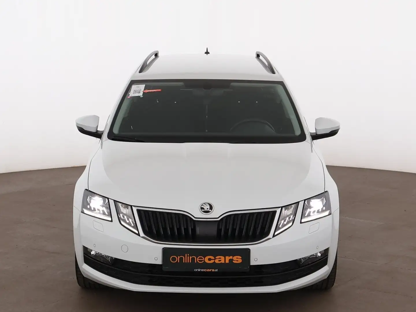 Skoda Octavia Combi 2.0 TDI Aut LED AHK RADAR NAVI Weiß - 2