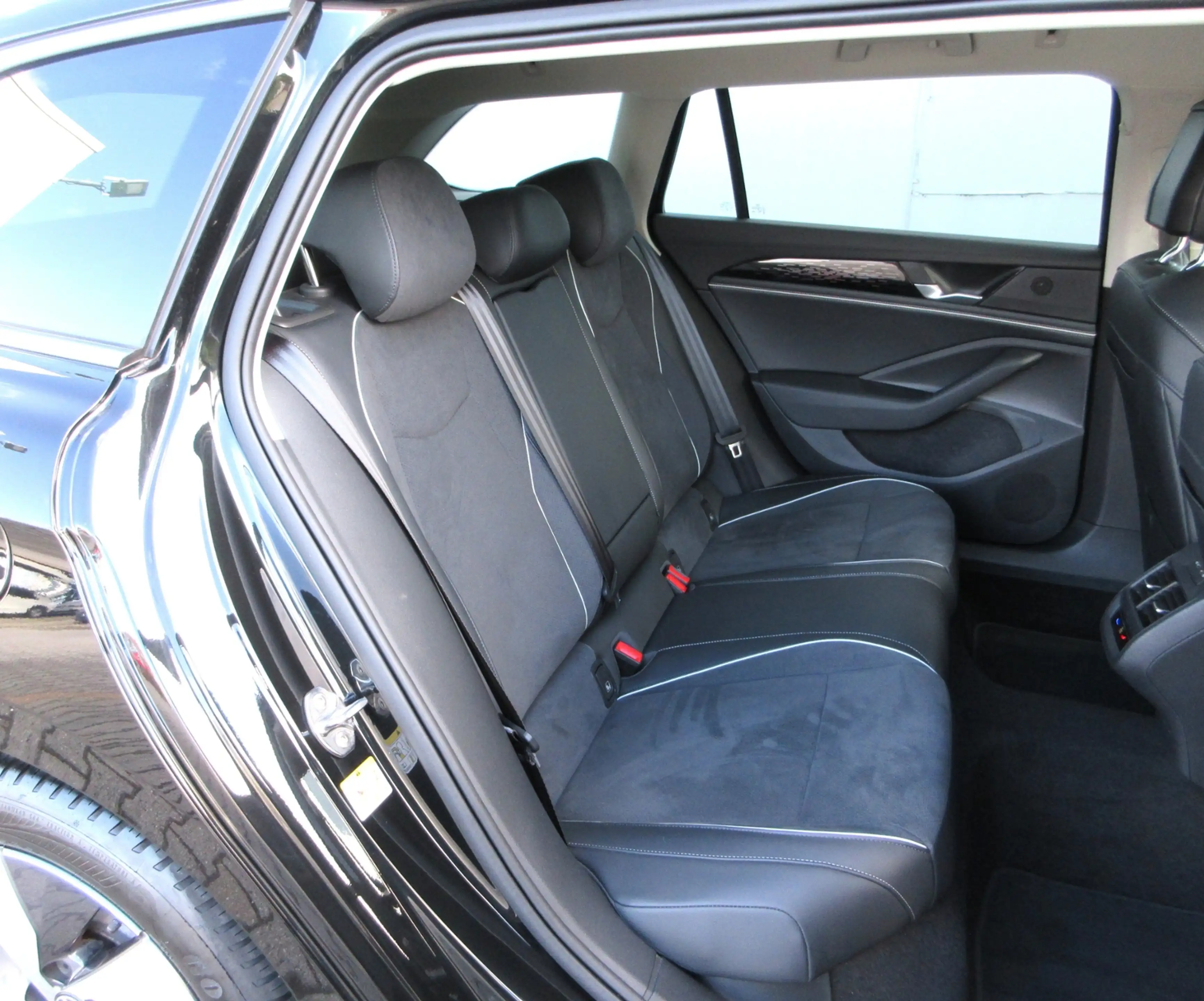 Volkswagen Passat Variant 1.5 eTSI DSG IQ.DRIVE-PAKET/17-ZOLL+DCC-PRO/AHK/M — photo 8