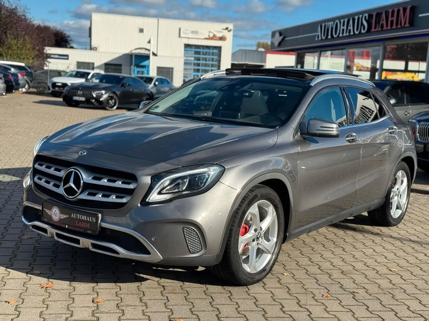 Mercedes-Benz GLA 180 GLA180 Licht PAKET"PANORAMA"KAMERA"NAVI"TEMPOMAT Grau - 2