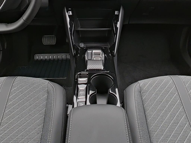 Peugeot 2008 ALLURE HYBRID 145 e-DSC6 — photo 14