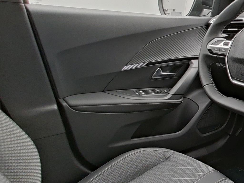 Peugeot 2008 ALLURE HYBRID 145 e-DSC6 — photo 15