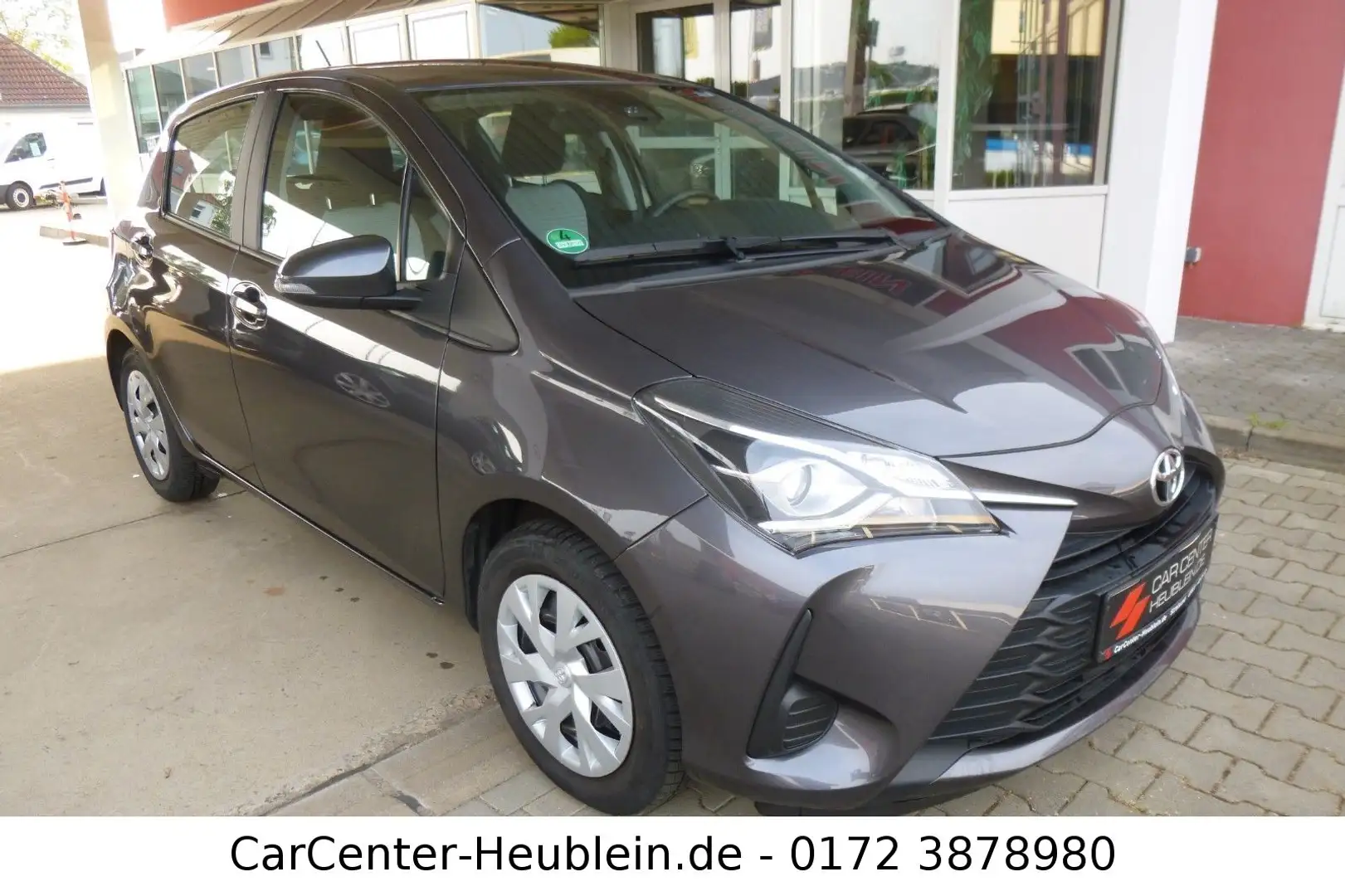 Toyota Yaris Comfort Gris - 1
