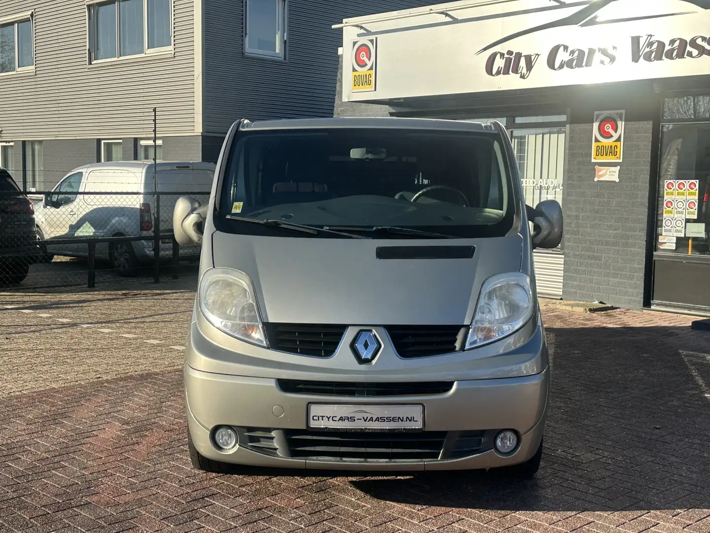 Renault Trafic 2.0 dCi T29 L2H1 DC Générique 115 pk rolstoelauto Brown - 2