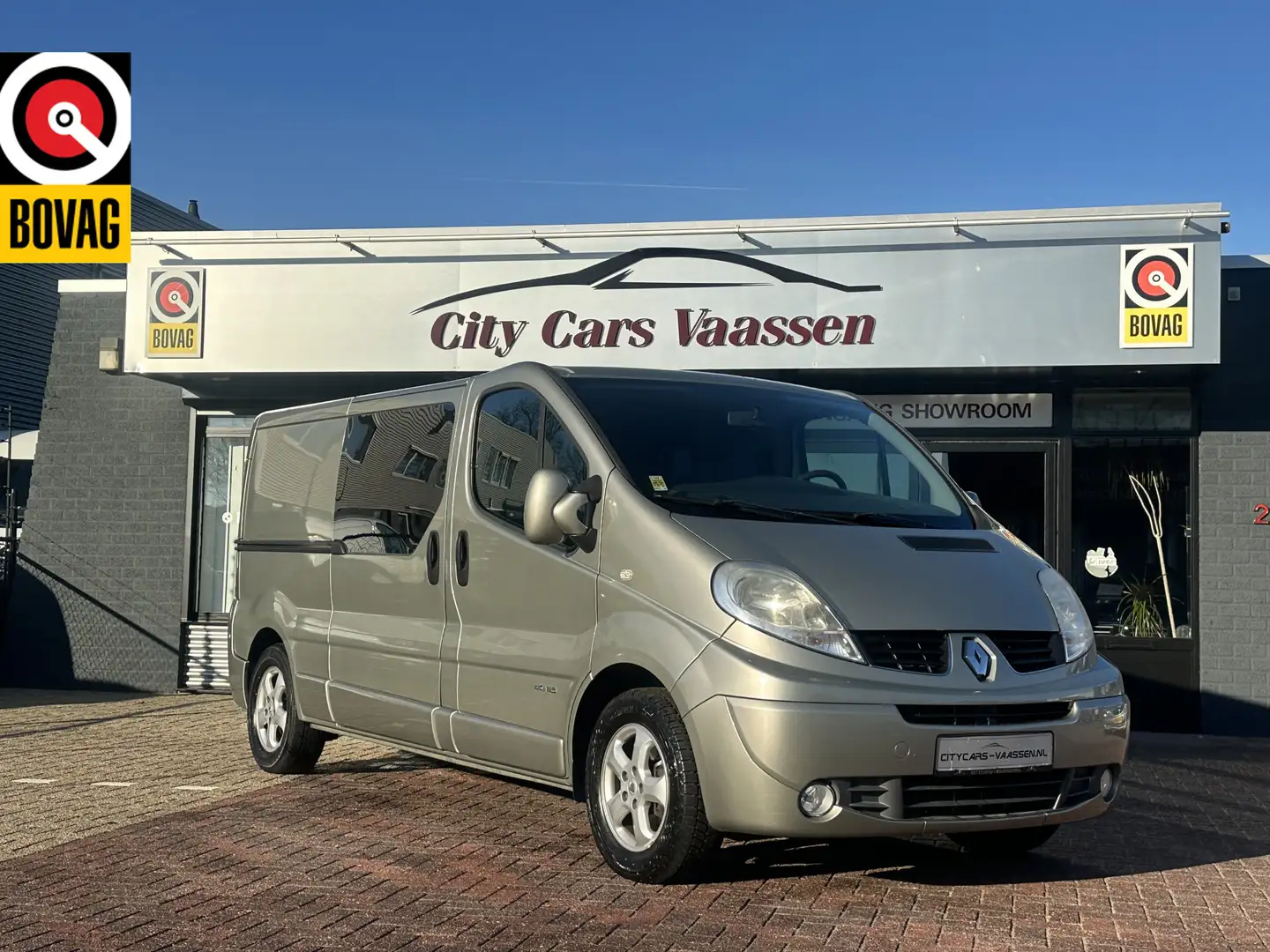 Renault Trafic 2.0 dCi T29 L2H1 DC Générique 115 pk rolstoelauto Brown - 1