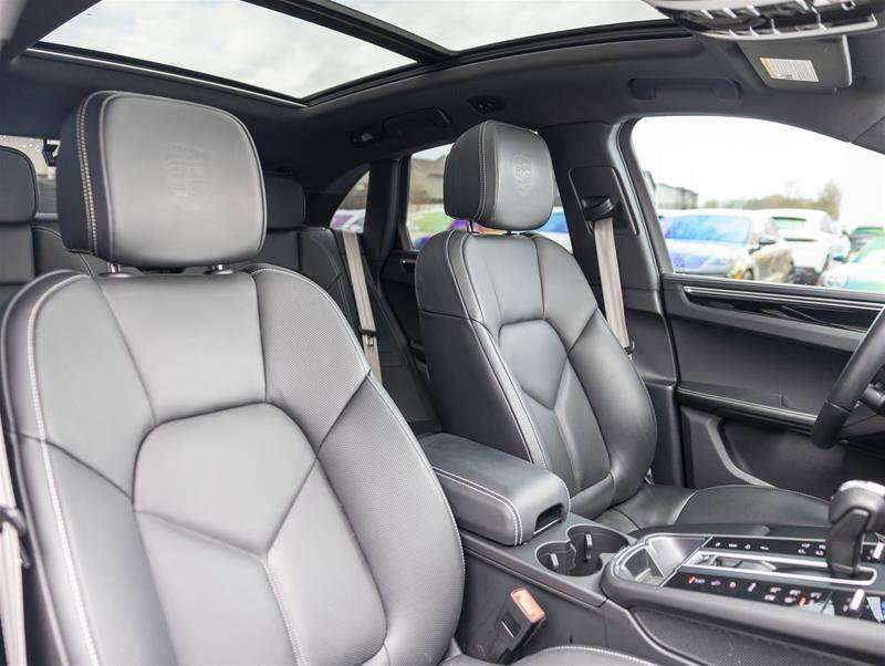 2024 Porsche Macan GTS Gray thumb 24
