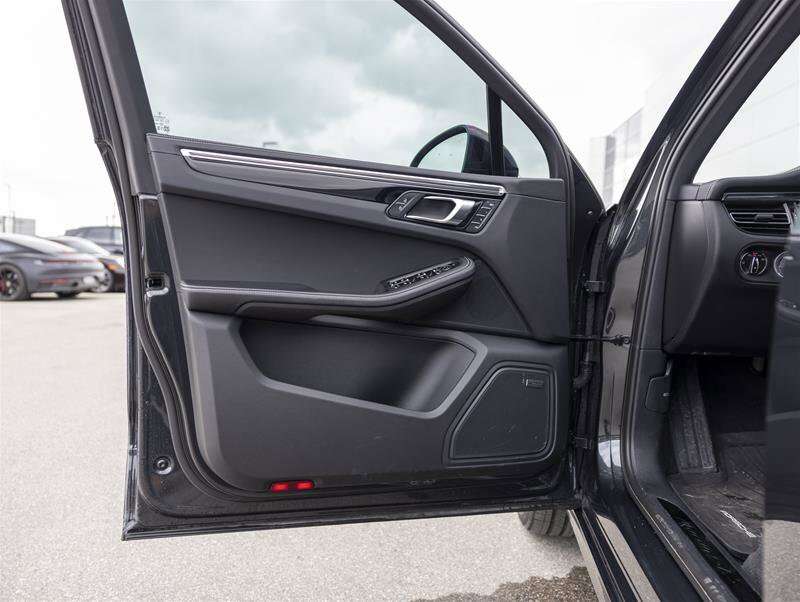 2024 Porsche Macan GTS Gray thumb 15