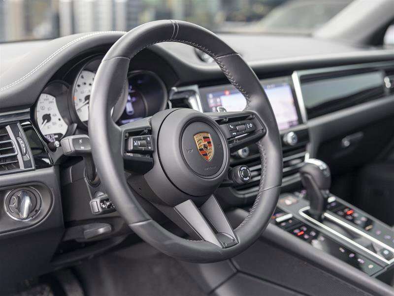 2024 Porsche Macan GTS Gray thumb 26