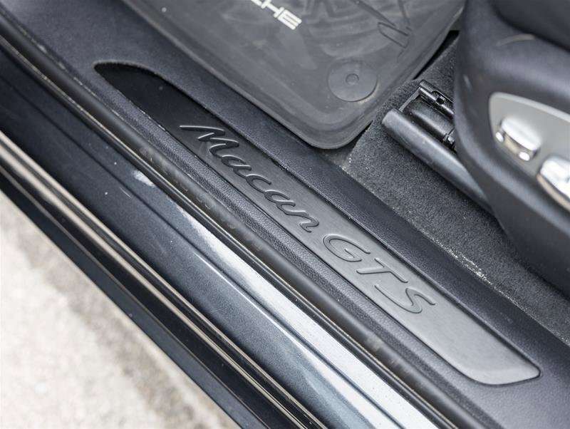 2024 Porsche Macan GTS Gray thumb 35