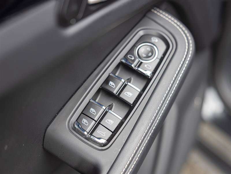 2024 Porsche Macan GTS Gray thumb 17
