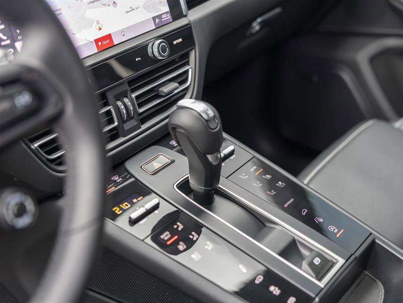 2024 Porsche Macan GTS Gray thumb 27