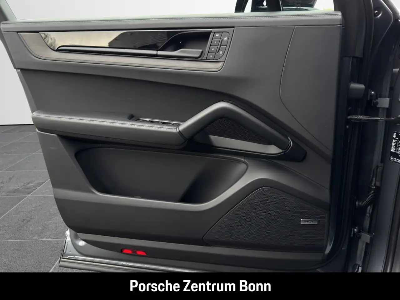 Porsche Cayenne Coupe Black Edition HA-Lenkung InnoDrive 12