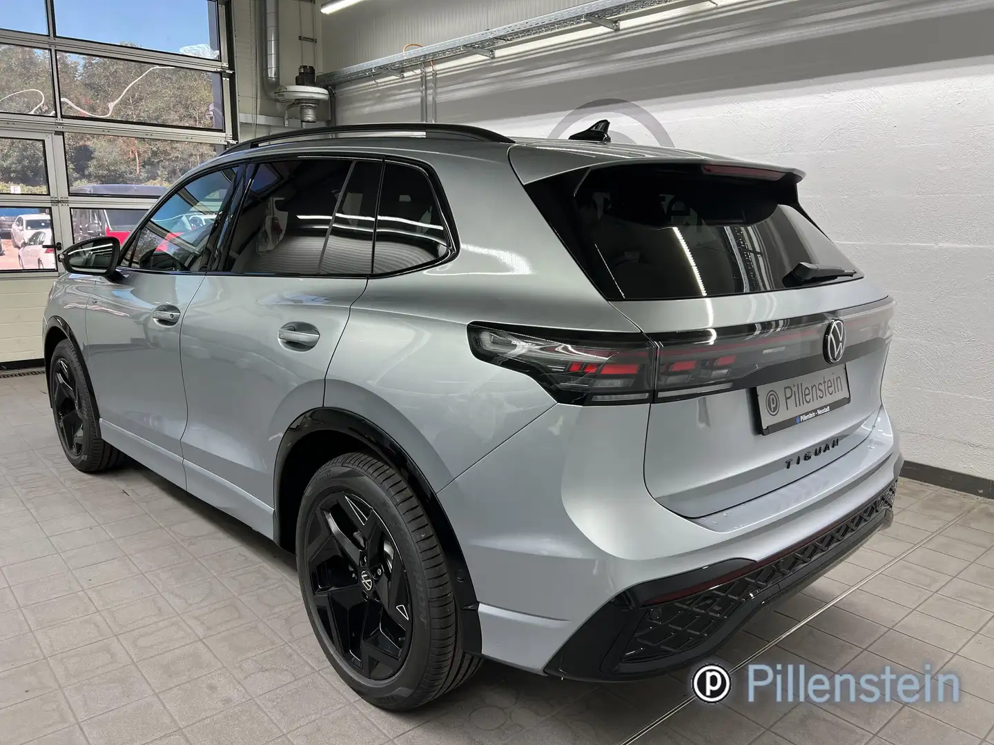 Volkswagen Tiguan TSI DSG R-LINE BLACK AHK+MATRIX+KOMFORT+KAM Silber - 2