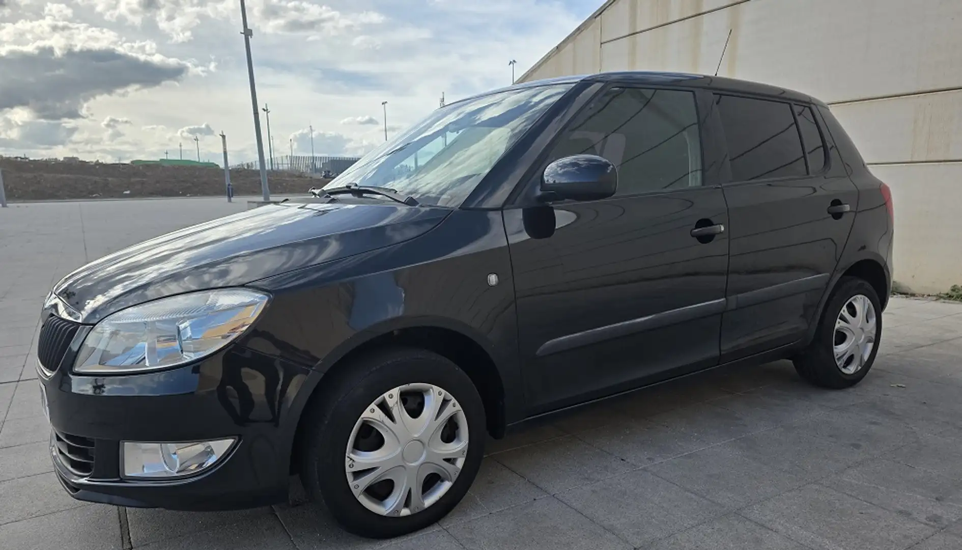 Skoda Fabia 1.2 Active 60 Negro - 1